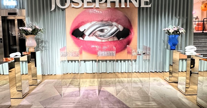 Eksklusivt smykkedisplay laget av Plexon for Josephine