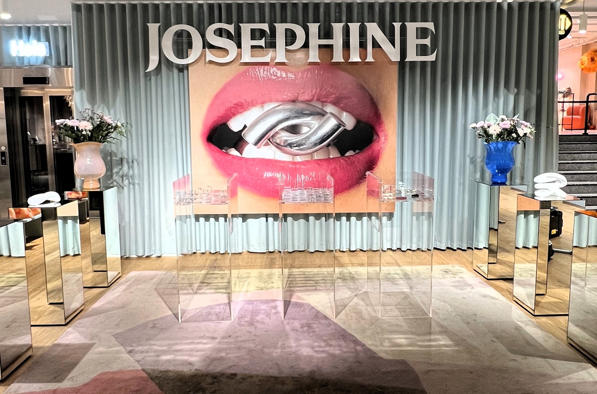 Bildet viser en eksklusiv butikkutstilling for smykkemerket Josephine