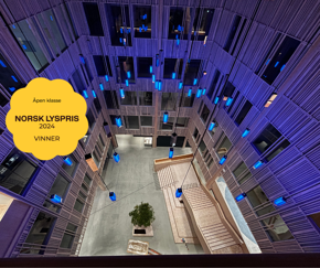 Bilde av "Sildestimen" lysinstallasjon i Campus Kristiansund.