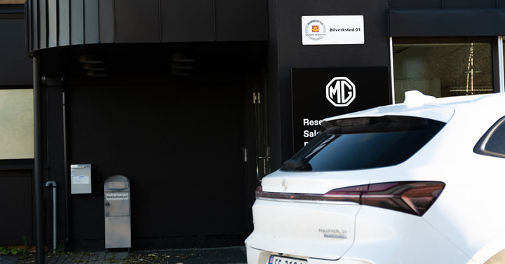 Skilt til Adserø bil levert av Plexon - sargbokstaver