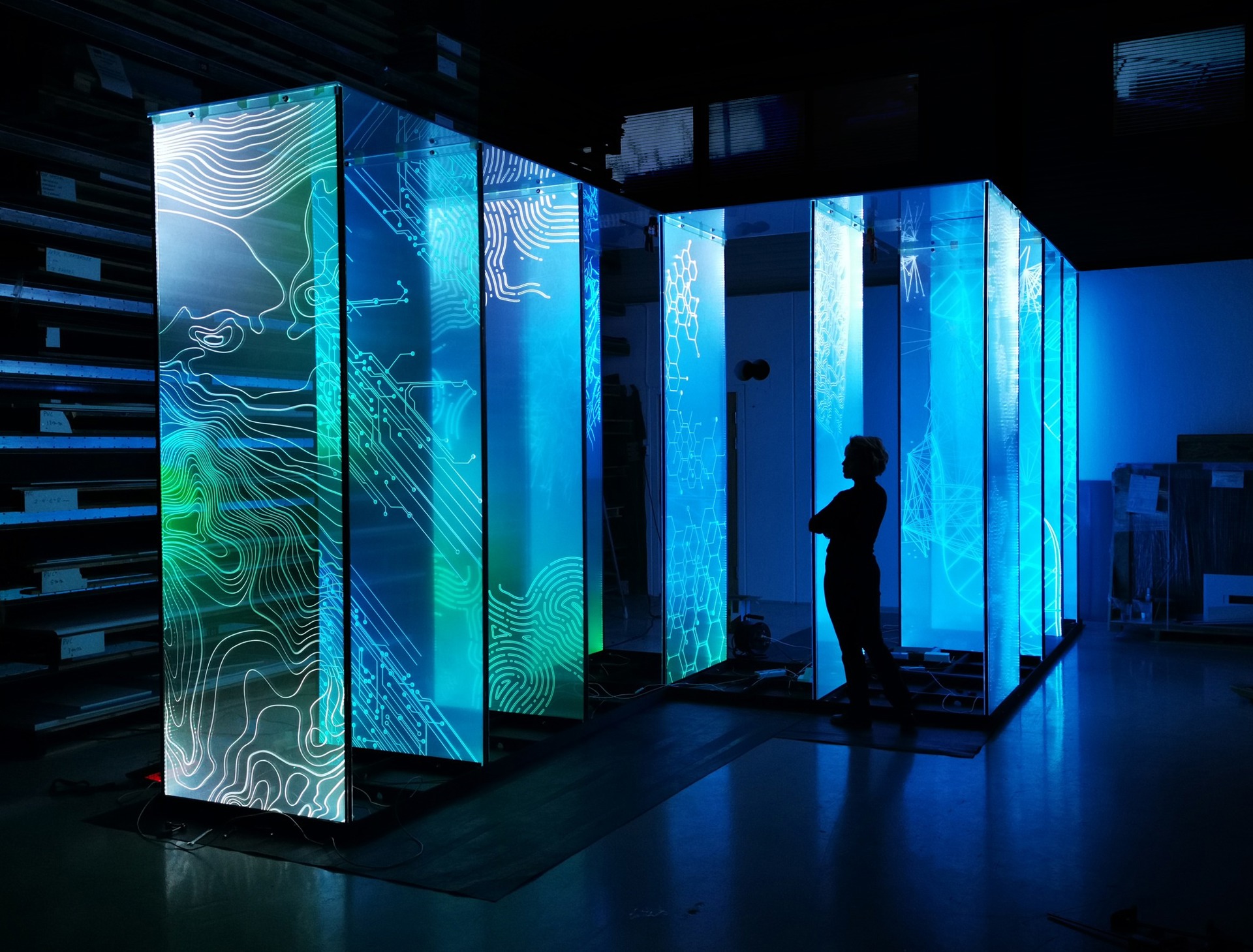 Dame beskuer kunstprosjektet; Fjord Oslo, bestående av vegger i plexiglass med utskjæringer belyst med LED-lys.